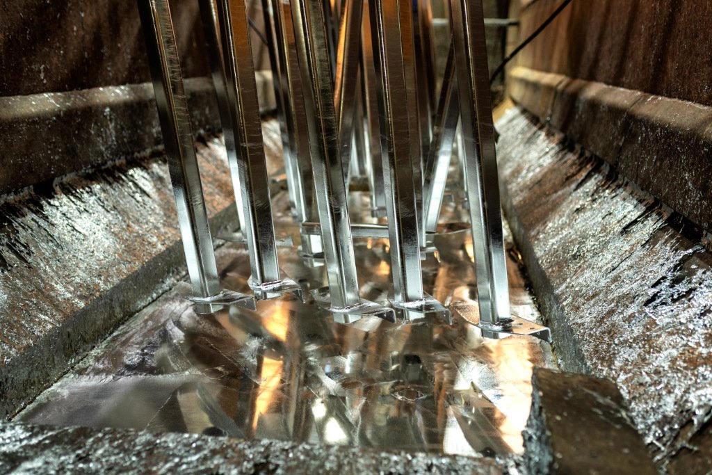 Metallic pieces galvanized on zinc bath